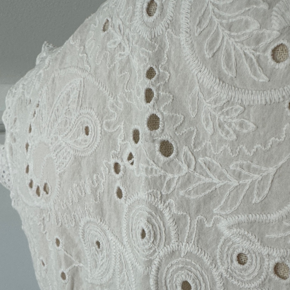 Zara White Eyelet Lace Sleeveless Button-Front Top - Picture 4 of 6